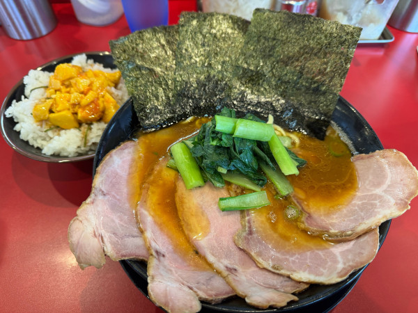 「チャーシューメン中盛り＋玉子丼並」@家系ラーメン たつ家の写真