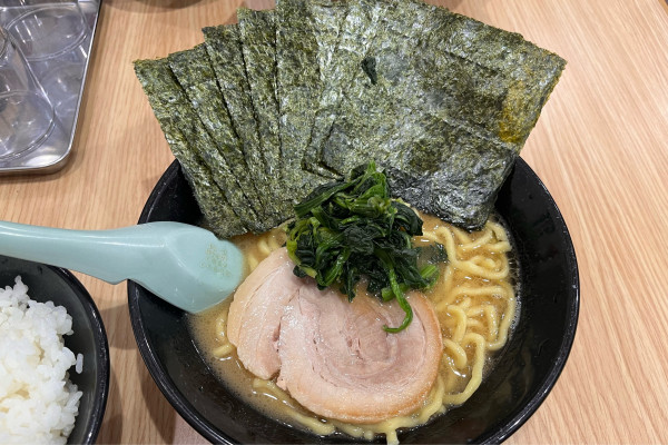 「らーめん(醤油) 海苔トッピング+ライス」@らーめん家 せんだい 横浜駅西口店の写真