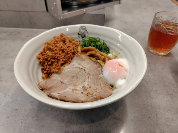 「油そば(並)¥880温玉¥100フライドガーリック¥100」@麺堂 油印の写真