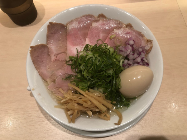 「特製塩ラーメン（1,300円）、ネギ多め」@京都ラーメン森井 千歳烏山店の写真
