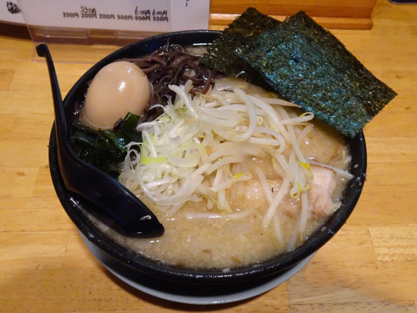 「塩豚骨らーめん並（1080円）＋味玉（130円）＋パワー丼小」@パワー軒の写真