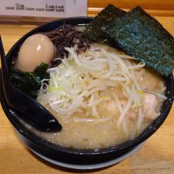 塩豚骨らーめん並（1080円）＋味玉（130円）＋パワー丼小