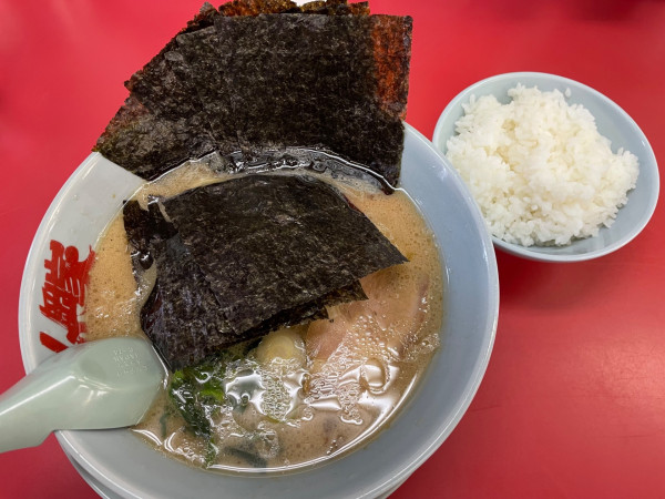 「醤油ラーメン¥690 海苔5枚¥140 半ライス¥160」@ラーメン山岡家 愛知刈谷店の写真