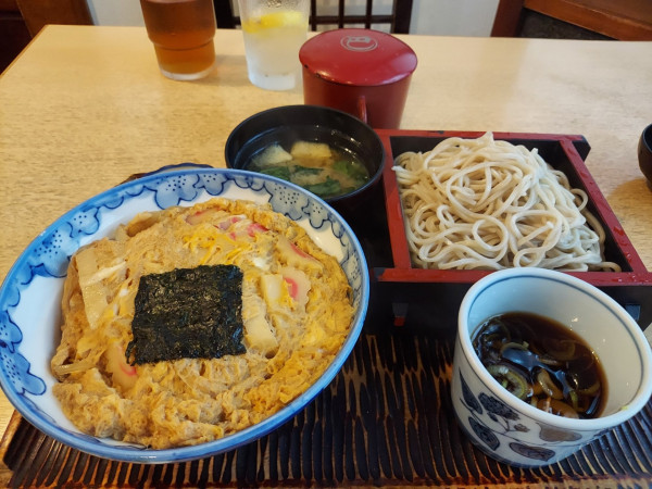 「ランチ玉子丼もり蕎麦セット 900円」@巴屋の写真