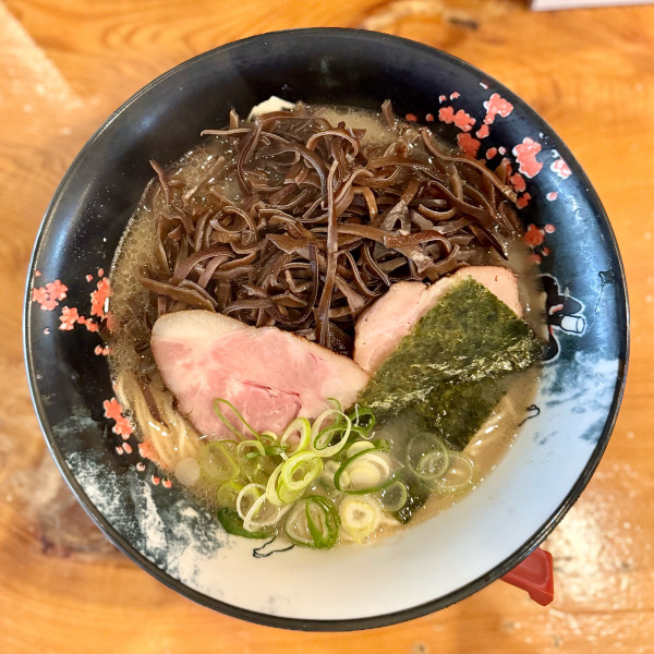「ラーメン（700円）1/4きくらげ（100円）」@明日香 大和店の写真