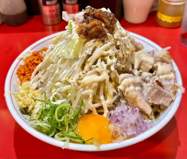 「冷やしまぜそば大盛 豚一枚追加　1300+180円」@用心棒 市ヶ谷飯田橋の写真