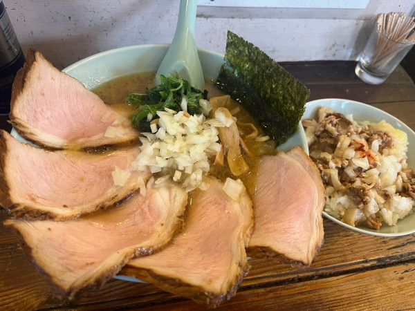 「地どりラーメン正油+チャーシュー ネギチャライス¥1,400」@地どりラーメンの写真