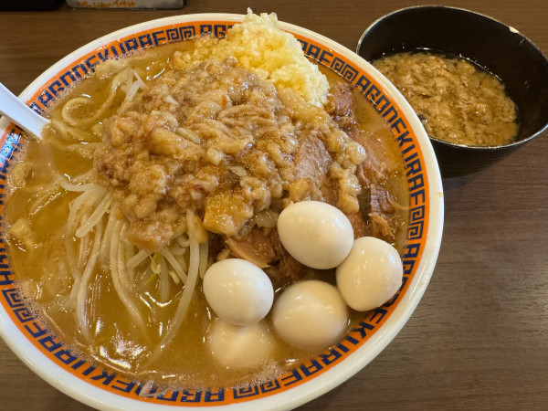 「ラーメン豚1枚＋うずら」@顎で喰らえ ラウンドワン草加店の写真