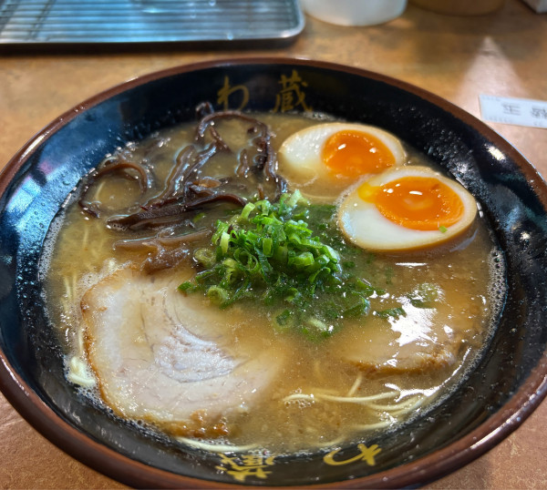 「味玉らーめん＋替玉」@博多とんこつラーメン わ蔵 中目黒店の写真