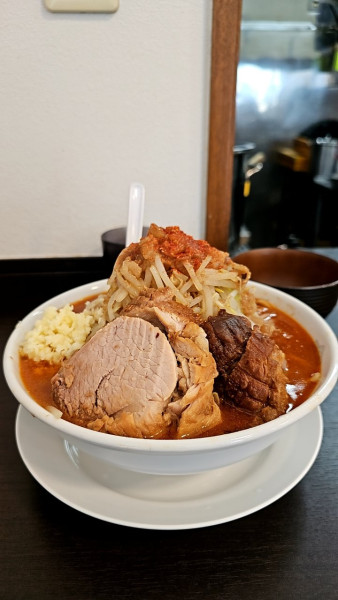 「【限定】辛いラーメン（全マシ）」@ラーメンたかしの写真