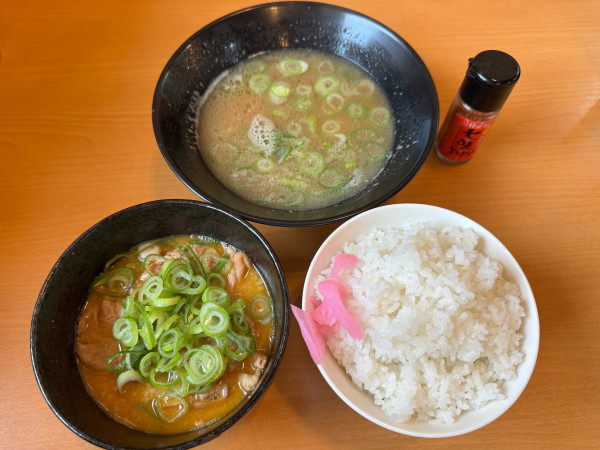 「もつ煮定食500円 半ラーメン200円」@プレミアラーメンショップ久松 山倉坂下2号店の写真
