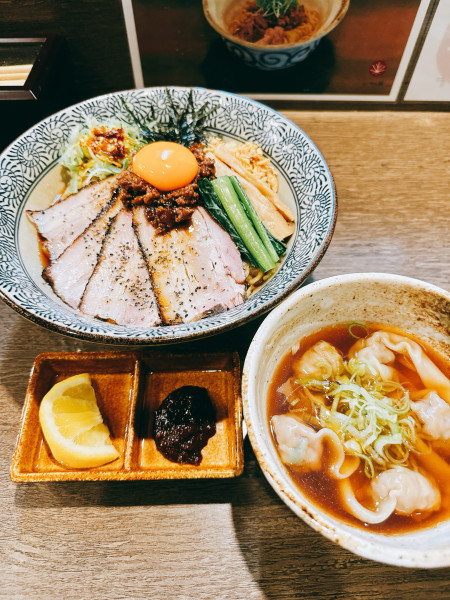 「炭火吊るし焼き豚バラまぜそば ワンタンスープ付き」@らーめん楓の写真