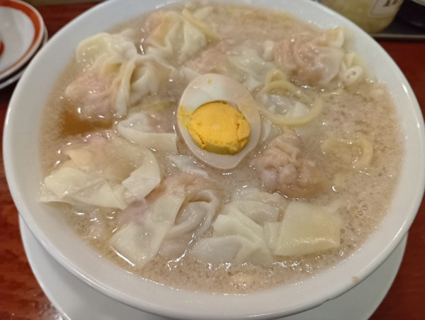 「粗びき肉汁雲呑麺（醤油）+麻婆飯」@広州市場 西新宿店の写真