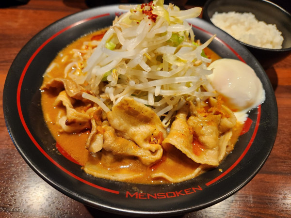 「紅がっつりセット 辛さ控えめ」@麺創研 紅 武蔵新城の写真