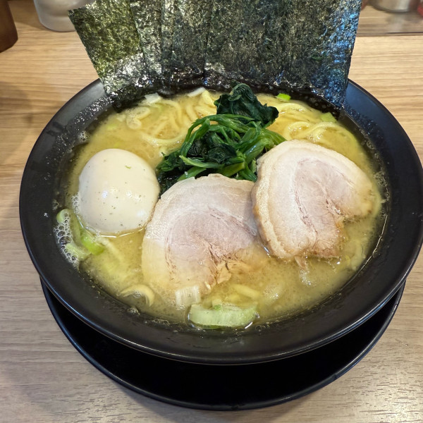 「塩豚骨　SP」@横浜家系ラーメン 武骨家 相模大野店の写真