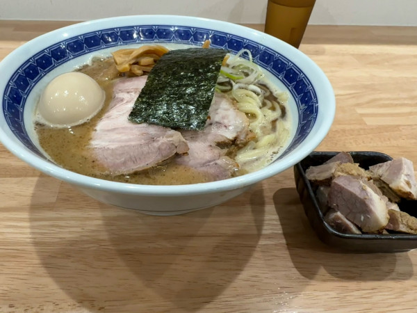 「醤油ラーメン、端っこチャーシュー、チャーシュー、味付玉子」@中華そばの店 みのひの写真