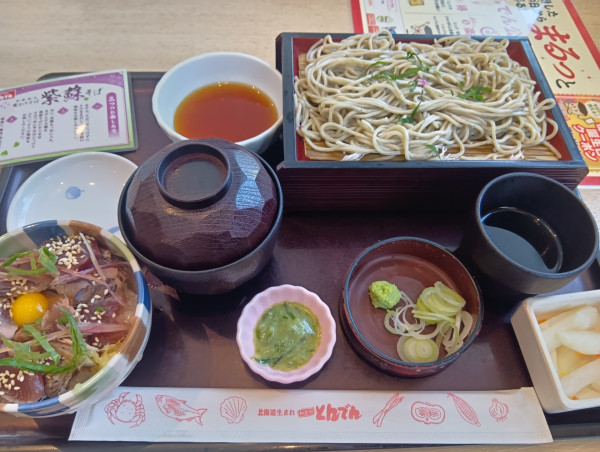 「季節限定変わりそば　紫蘇そばとミニ藁焼きかつお丼」@和食レストラン とんでん 志村小豆沢店の写真