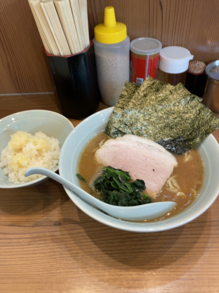 「ラーメン（並）＋無料ライス　850円」@横浜家系ラーメン 武蔵家 秋津店の写真