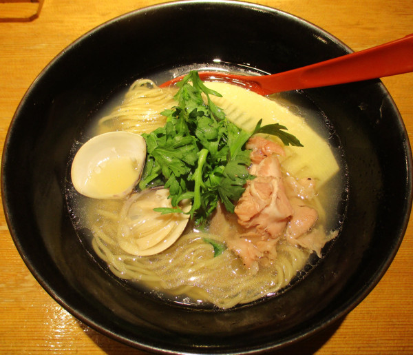 「＜春季限定＞ハマグリと焼きあごの塩らー麺　1200円」@焼きあご塩らー麺 たかはし 新宿本店の写真