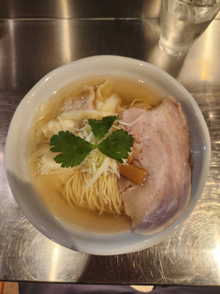 「塩そばとワンタン」@成城青果の写真