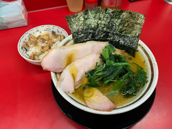 「チャーシューメン＋半チャーシューまぶし」@王道家直伝 との丸家 八潮店の写真