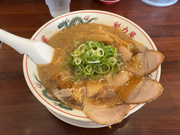 「大盛醤油ラーメン 979円」@ラーメン 魁力屋 練馬インター店の写真