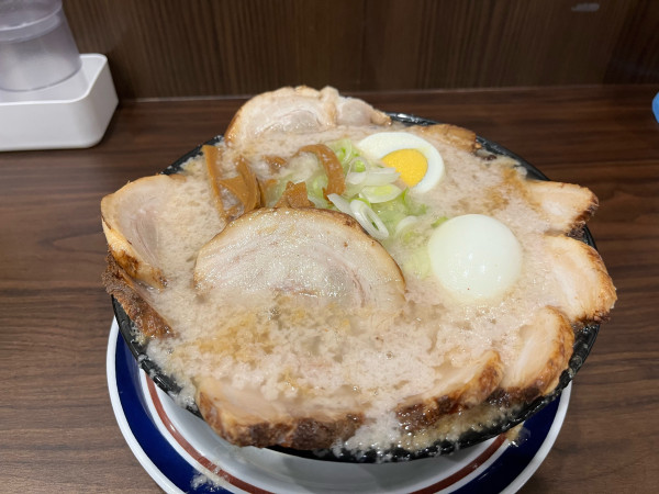 「チャーシューメン+チャーシュー、ゆで卵」@東京環七ラーメン じょっぱりの写真
