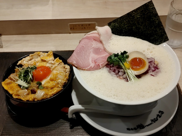 「鶏白湯泡ramen醤油、炙り肉親子丼(小)(1,950円)」@鶏白湯泡ramenたまきの写真