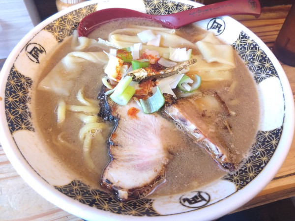 「すごい煮干しラーメン」@すごい煮干ラーメン凪 新宿ゴールデン街店 本館の写真