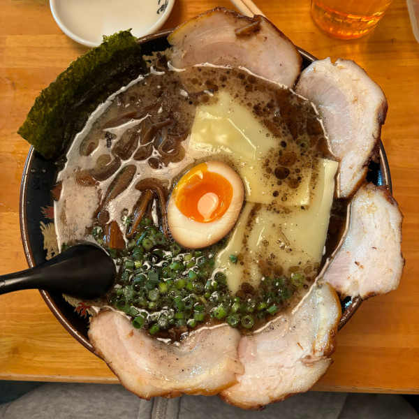 「黒竜チーズとんこつ(チーズt.p チャーシューt.p)」@とんこつらーめん 黒竜の写真