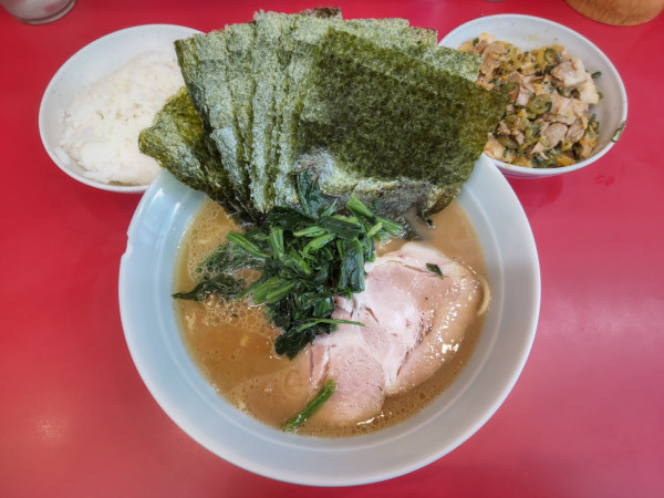 「ラーメン＋海苔､ネギチャー×2」@横浜ラーメン 武蔵家 大井町店の写真