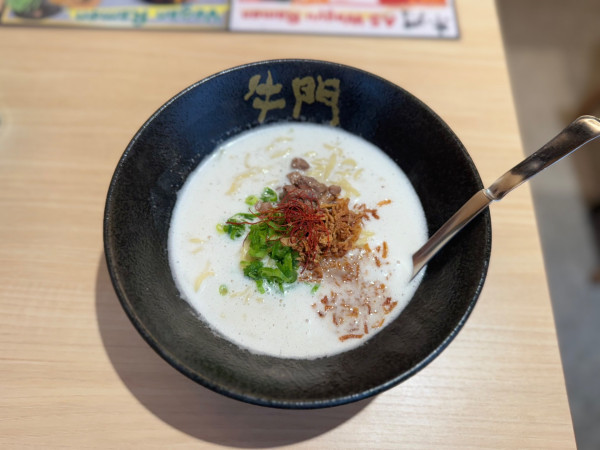 「和牛白湯ラーメン 1450円(税込1600円)」@牛門ハラルラーメン 池袋の写真