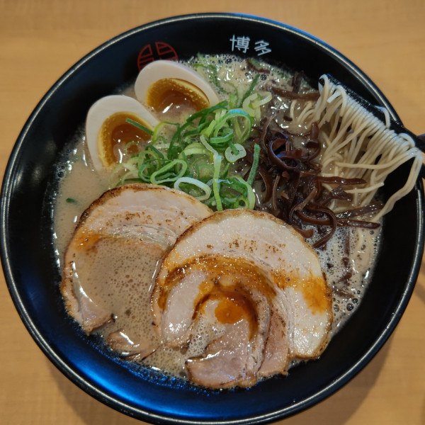 「味玉入りクリーミーとんこつ（900円）」@博多くまちゃんらぁめん 春日店の写真