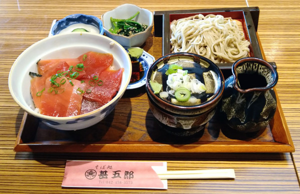 「まぐろの漬け丼とおそばのセット」@そば処 甚五郎の写真