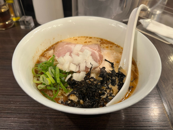 「煮干しx海老(冷)」@麺や でこの写真