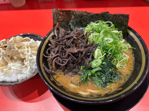 「ラーメン 九条ネギ キクラゲ ライス」@とらきち家の写真