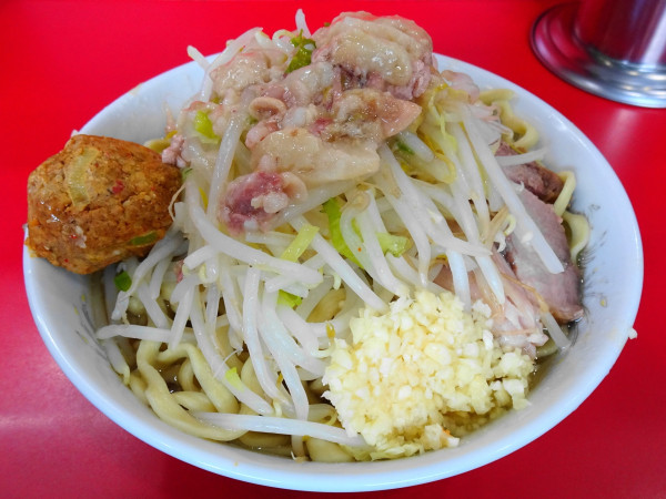 「小ラーメン（800円）＋ごま玉（200円）野菜ニンニクアブラ」@ラーメン二郎 生田駅前店の写真