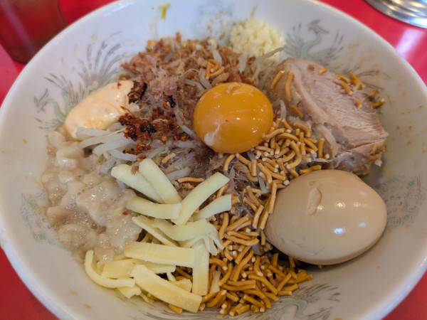 「まぜそば(1000円)ニンニク少なめ全マシ＋味玉」@ジャンプの写真