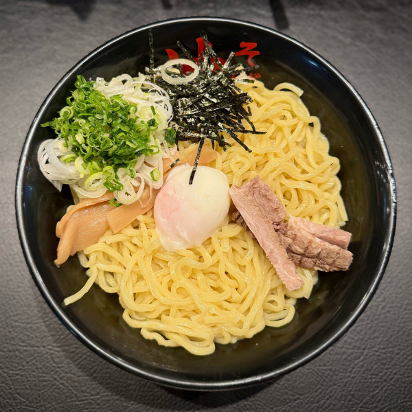 「油そば W盛り（880円）半熟たまご（100円）」@東京油組総本店 久留米組の写真