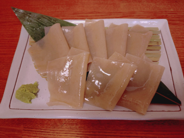 「手打ちうどん刺身仕立て　５００円」@石臼挽きうどん しゅはりの写真