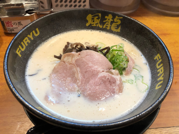 「とんこつラーメン」@とんこつラーメン博多風龍 新宿東口店の写真