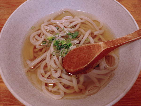 「冷かけうどん　８５０円」@石臼挽きうどん しゅはりの写真