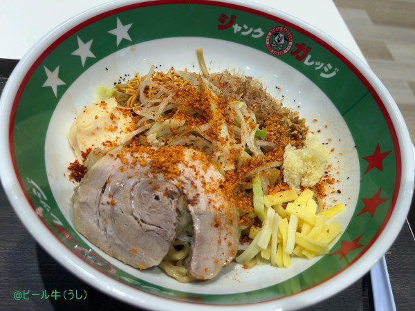 「パワフルまぜそば並(940円)全マシ」@ジャンクガレッジ イオンモール川口前川店の写真