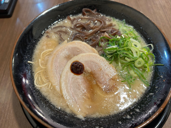 「釜炊き豚骨ラーメン」@釜炊きとんこつ 品川製麺所 新宿2丁目店の写真