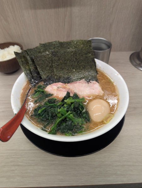 「直伝ラーメン中盛」@王道家直伝 との丸家 越谷店の写真