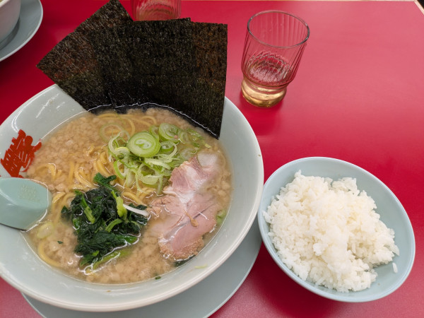「醤油ラーメン➕背脂➕クーポン半ライス」@ラーメン山岡家 春日部店の写真
