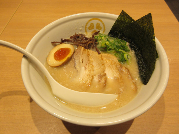 「特製豚骨（１１５０円）＋替え玉１５０円」@TOKYO 豚骨 BASE MADE by 博多一風堂 成田店の写真