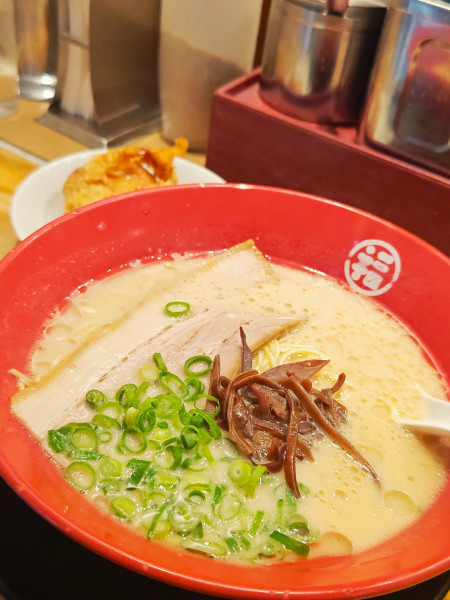 「特製ラーメン￥600+唐揚げ￥180+替え玉￥100」@豚骨らーめん 福の軒 秋葉原店の写真