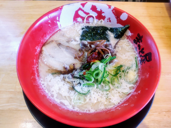 「牛白湯ラーメン820円」@ラーメン まこと屋 厚木山際店の写真