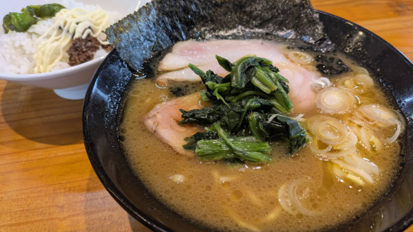 「醤油ラーメン＋小ライス」@らぁーめん 滿帆家の写真